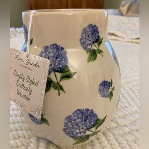 Absolutely Beautiful! NWT FLORA BUNDA Handcrafted by Artisans HYDRANGEA Vase
